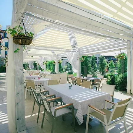 Art 'kyu Ivan' - Terrace And Patio Just Infront Ot The Pool - Greenlive 아파트 소조폴